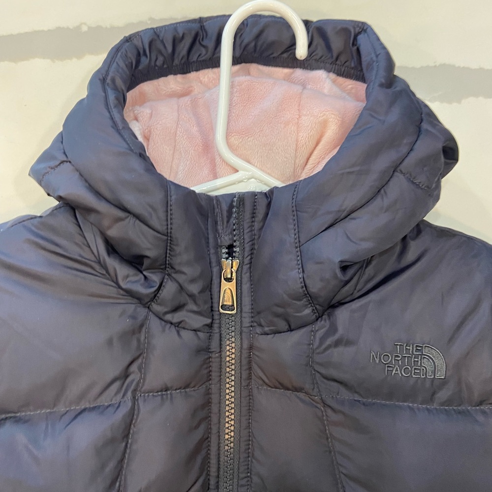 The North Face girls 550 navy coat size Large (14/16). Great used condition.